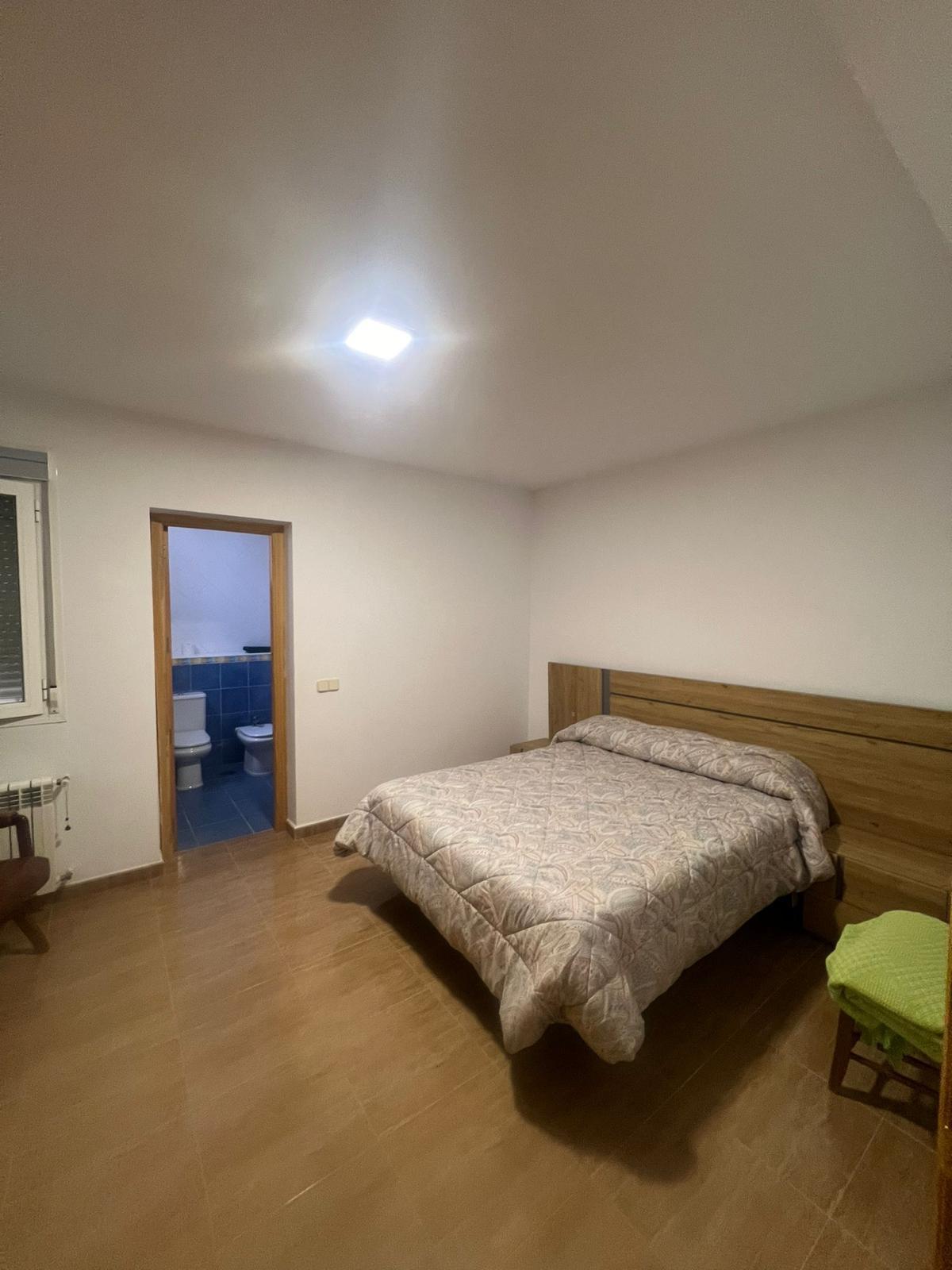 Dormitorio luminoso con vistas y cama doble