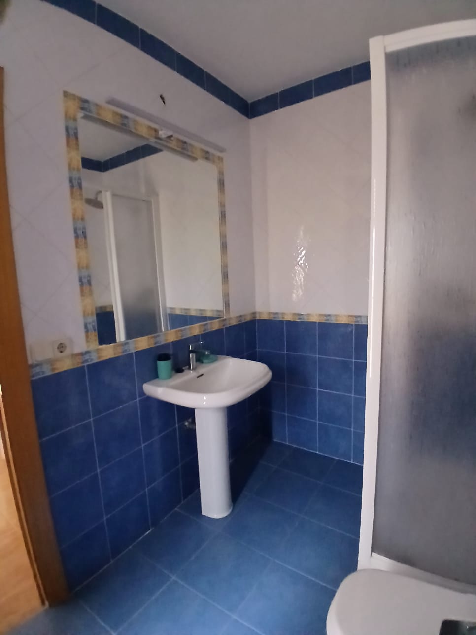 Baño de la habitación principal con ducha