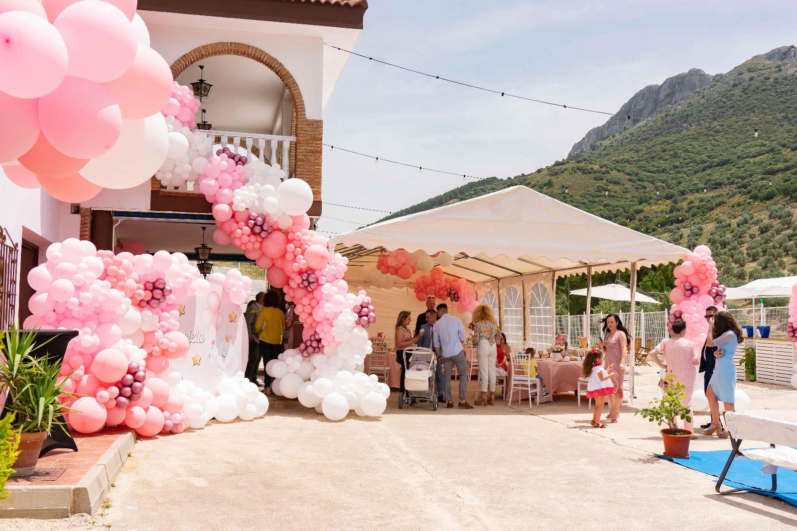 Celebración con carpa y globos en el jardín