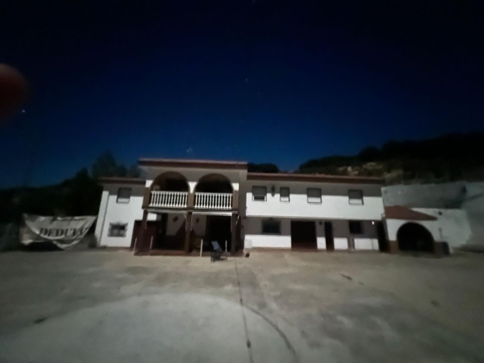 Fachada principal de Villa de Dulce con arcos y balcón
