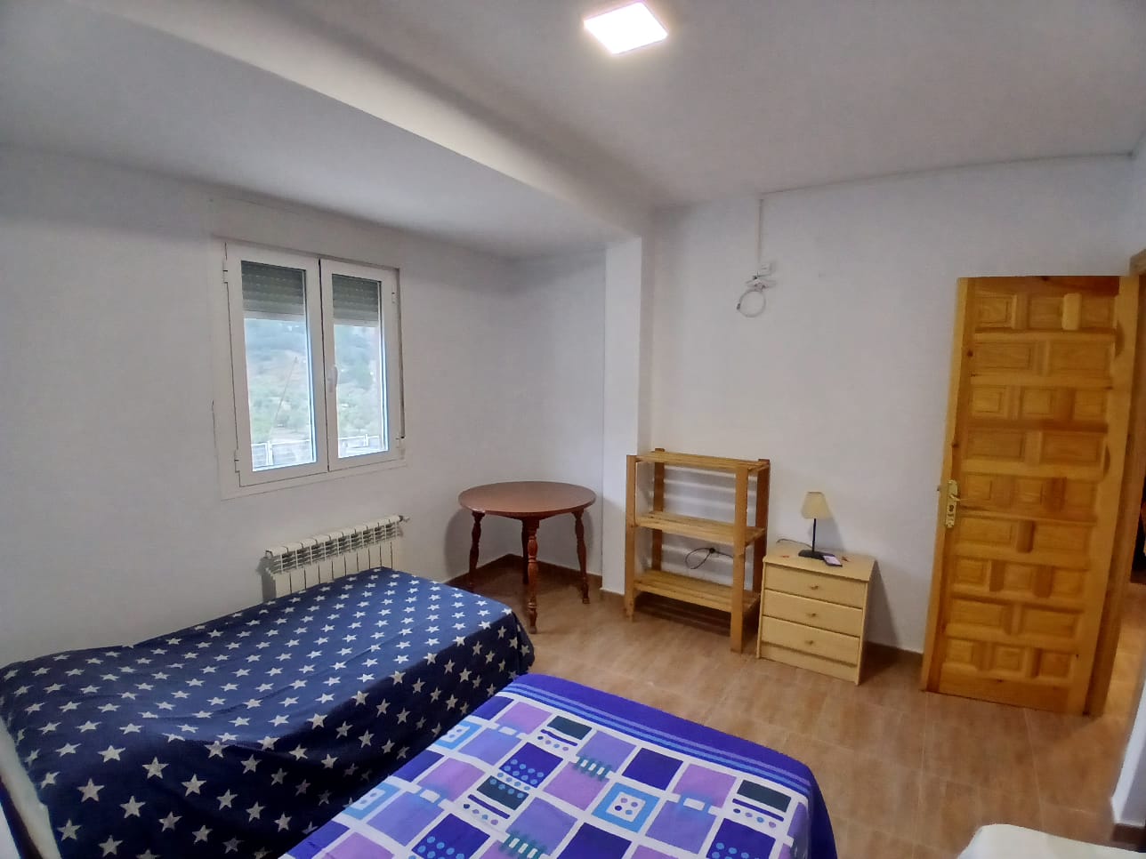 Habitación triple con espacio para varios huéspedes