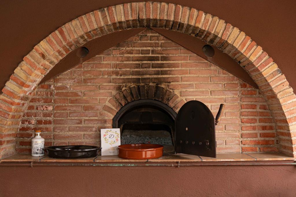 Horno de leña tradicional para pizzas y asados