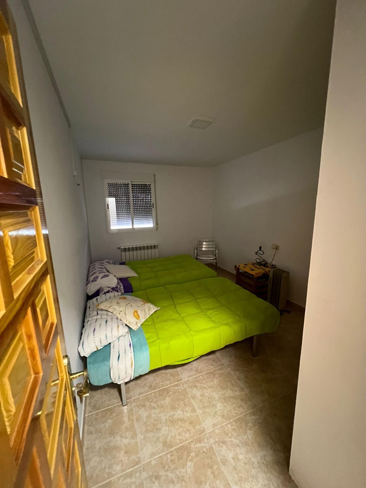 Habitación doble con cama y detalles acogedores