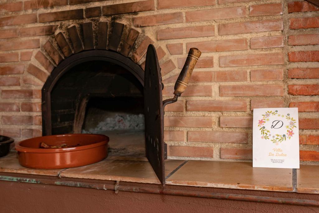 Detalle del horno de leña en la zona exterior
