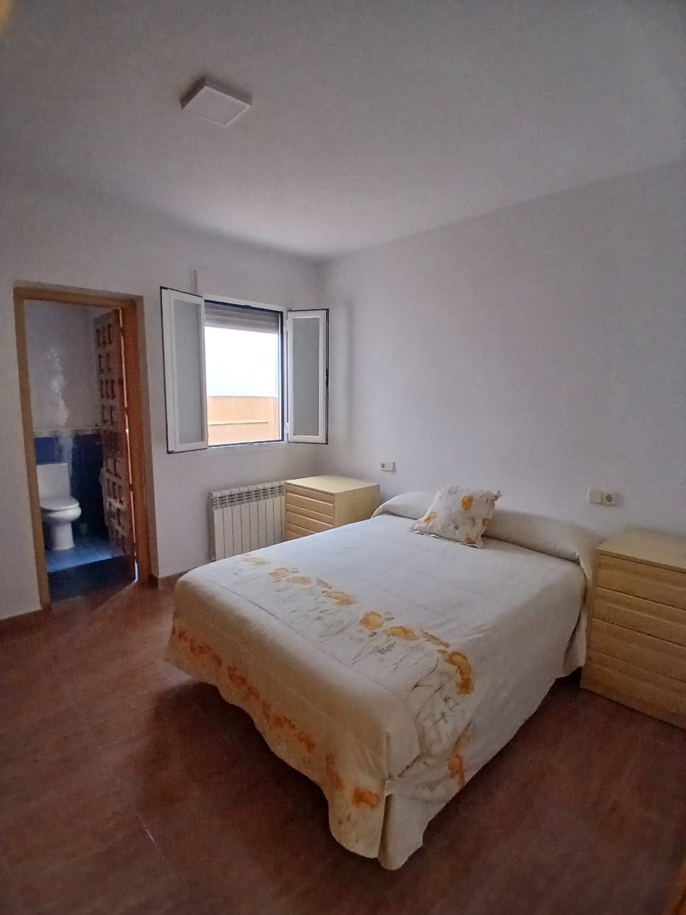 Habitación doble con cama de matrimonio y baño