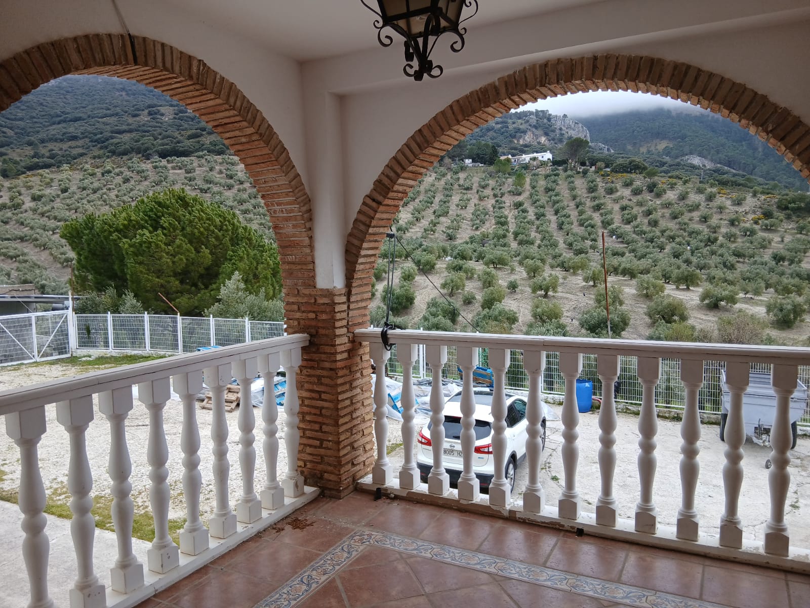 Terraza exterior con detalles rústicos y vistas
