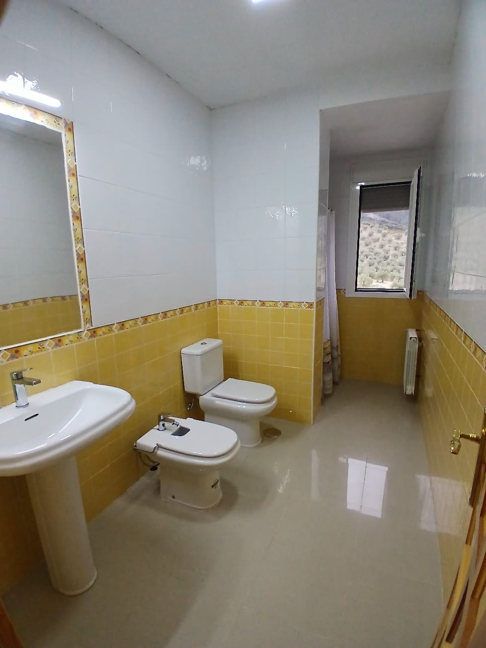 Segundo baño compartido con detalles en color