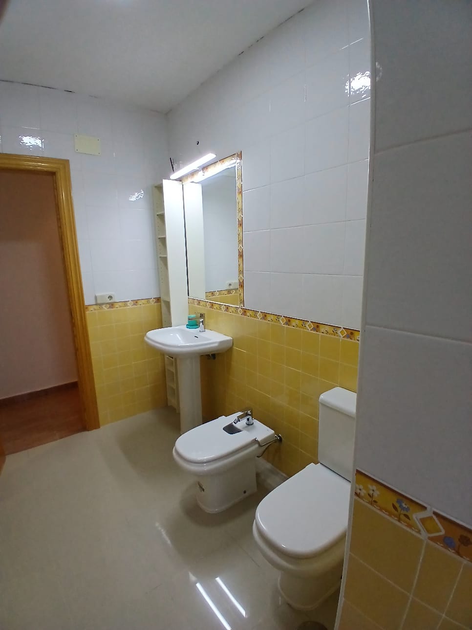 Baño compartido con acabados claros