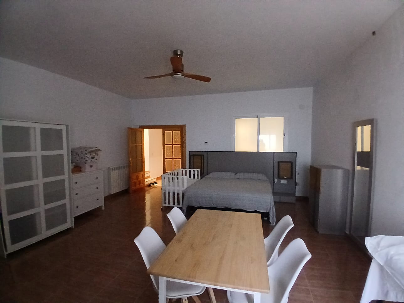 Suite con cama de matrimonio y baño privado