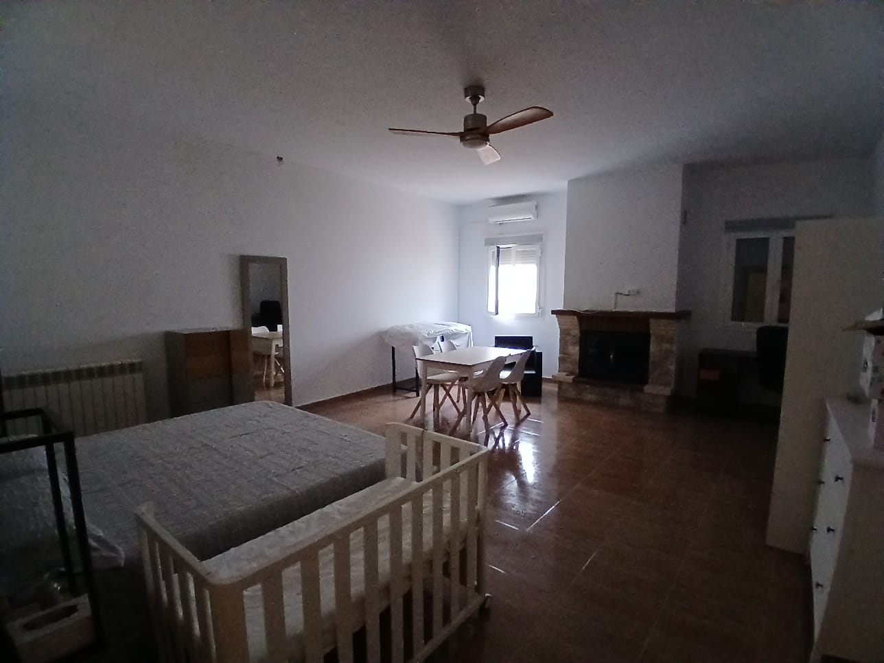 Suite amplia con cabecero de madera y baño