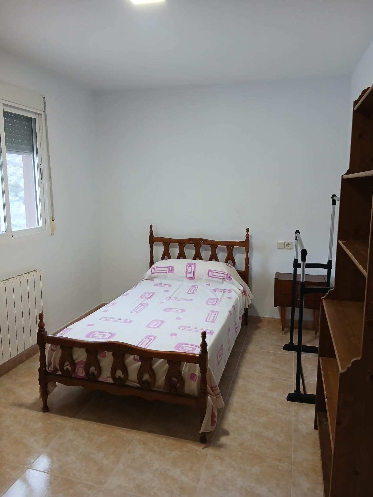 Habitación doble con mobiliario sencillo y funcional
