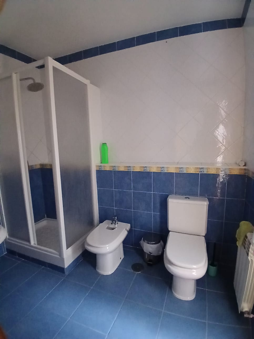 Baño privado con ducha y sanitarios